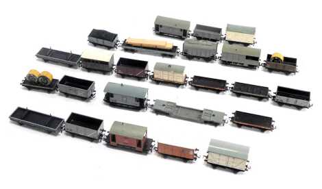 Hornby Dublo rolling stock, including plank vans, Bogie Bolster wagons, Bogie Well wagons, grain trucks, etc. (1 tray)