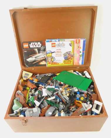 Various Lego, various loose pieces, together with various pamphlets for Star Wars, Indiana Jones, Creator, City, Pirates of the Caribbean, etc., contained in a painted wooden chest., 57cm wide.