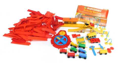 A Play Craft activity station, together with various accessories. (1 box)