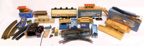 OO gauge accessories, to include a OO Ireland platform D1 Signal cabin, scratch built tunnels, track, etc. (a quantity)