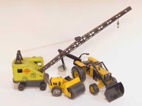 A Tonka pressed steel digger, together with a Lumar contractor's crane, and a Tonka pressed steel roller.