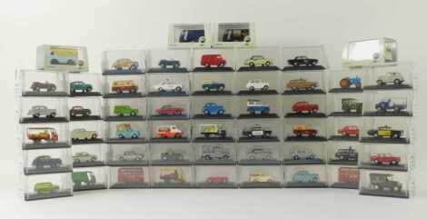 A group of Oxford diecast vehicles, 1;76 railway scale, to include Anglia Car Red with chrome roof, Land Rover Civil Defence, Morris Minor Convertible, Ford Poplar Fawn, Ford Zephyr black taxi, Morris Oxford, etc. (1 tray)