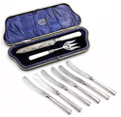 A set of six silver handled cake knives, with stainless steel blades and a pair of Edward VII silver servers, each with mother of pearl handle, comprising a meat knife and fork, cased, Sheffield 1902.