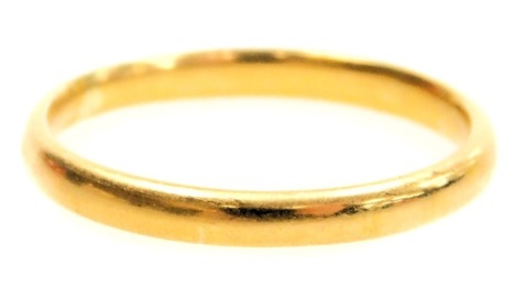 A 22ct gold wedding band, size V, 3.9g.