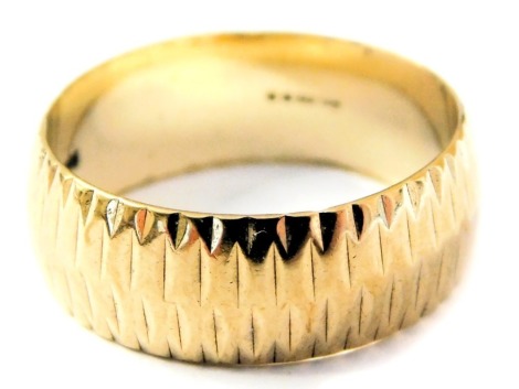 A 9ct gold wedding band, size N, 3.7g.