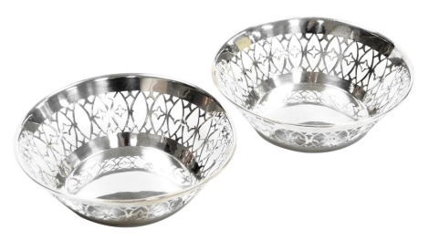 A pair of George V silver circular sweet meat baskets, with pierced decoration, Walker and Hall, Sheffield 1928, 4.58oz.