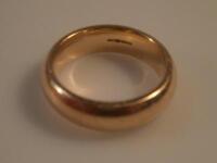 An 18ct gold wedding band