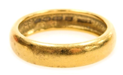 A 22ct gold wedding band, size W, 10.9g.