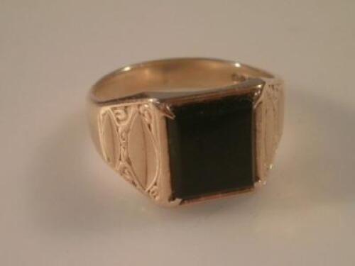 A 9ct gold and onyx ring
