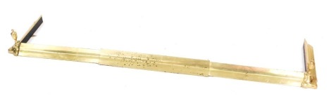 An Edwardian brass telescopic fender, 134cm wide extended.