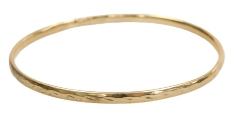 A 9ct gold bangle, 4.3g.