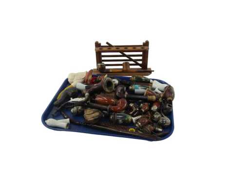 A group of smoking related items, to include an oak pipe stand, 15cm high, various wooden pipes, a pigskin pipe, etc. (1 tray)