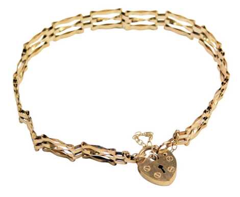 A 9ct gold gate bracelet, of three bar design with central twist, on safety chain with heart shaped padlock, 18cm long, 3.6g.