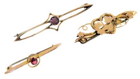 Three 9ct gold bar brooches, two stone set, to include garnet and amethyst, and a basket of flowers decorated bar brooch, 5cm, 3.5cm and 3cm long, 4.8g all in. (3)