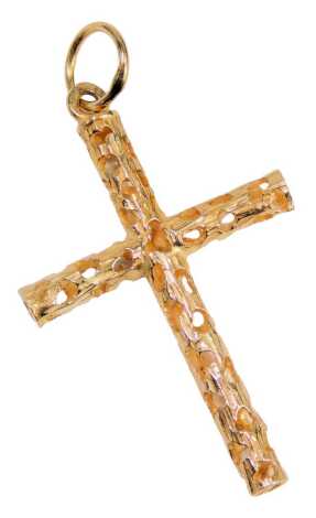 A pierced design 9ct gold crucifix pendant, with bark effect finish, on a pendant loop, 4cm high, 3.1g.