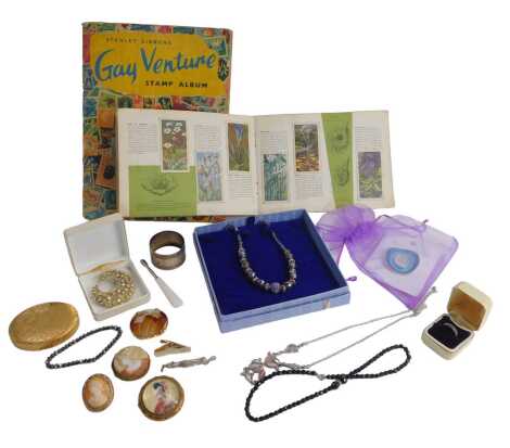 Various costume jewellery, comprising brooches, silver plated napkin rings, wildflowers, Brooke Bond Tea Card album, small group of stamps, etc. (1 tray)