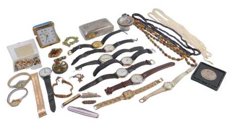 Assorted costume jewellery and trinkets, comprising necklaces, wristwatches, brooches, etc. (1 box)