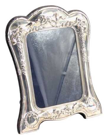 An Elizabeth II silver photograph frame, the arched top with a bust, bow and flower design, Sheffield 1992, 21cm x 13cm.