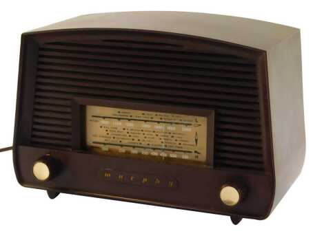 A Murphy 1950s vintage radio, with panelled top, in brown Bakelite case, 19cm high, 26cm wide.WARNING! This lot contains untested or unsafe electrical items. It is supplied for scrap or re-conditioning only TRADE ONLY