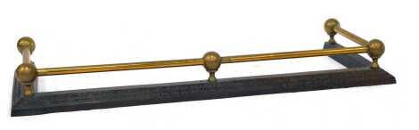 A Victorian cast iron fender, with a brass gallery, 98cm wide.