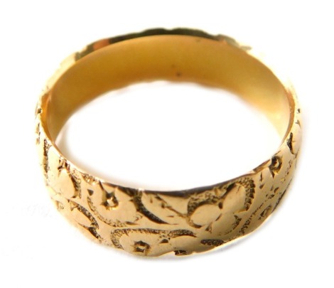 An 18ct gold wedding band, of patterned design, Birmingham 1916, ring size L, 3.7g all in.