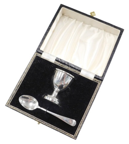 An Elizabeth II silver child's presentation egg cup and spoon, bearing the initials JLR, Birmingham 1963, in fitted case, 1.05oz.