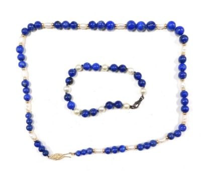 A lapis and cultured pearl jewellery suite, comprising necklace with yellow metal clasp stamped 14kt, 48cm long, and a similar design bracelet with white metal clasp, unmarked, 16cm long. (2)