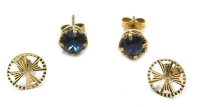 Two pairs of 9ct gold earrings, comprising a pair of 9ct gold ear studs with central star, and a pair of 9ct gold and blue paste stone set studs, 2.5g all in. (2 pairs)