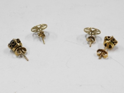 Two pairs of 9ct gold earrings, comprising a pair of 9ct gold ear studs with central star, and a pair of 9ct gold and blue paste stone set studs, 2.5g all in. (2 pairs) - 2