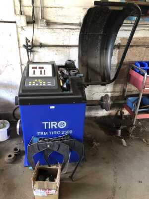 A Tiro TBM 2500 wheel balancer. Includes tyre measuring gauge and adaptor for balancing center-less wheels.