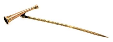 A hunting horn tiepin, yellow metal, stamped 9ct, 0.9g.
