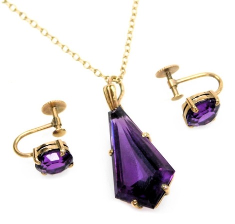 An amethyst pendant, of tapering form, in a yellow metal mount, stamped 9ct, on belcher link neck chain, with bolt ring clasp, together with a pair of amethyst earrings, brilliant cut, in yellow metal, with screw fittings, stamped 9ct.