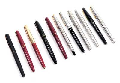 A group of Parker pens, casings to include burgundy, steel, striped green, etc. (1 bag)