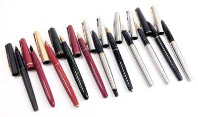 A group of Parker pens, casings to include burgundy, steel, striped green, etc. (1 bag) - 2