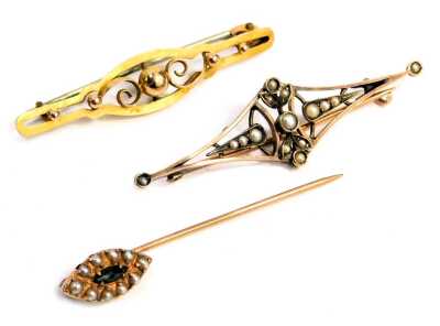 A Victorian 9ct gold bar brooch, a 9ct gold and seed pearl brooch, and a demantoid garnet and seed pearl tie pin, 5.5g. (3)