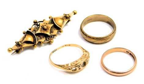 A Victorian 18ct gold ring shank, 2.5g, two 9ct gold wedding bands, sizes M and O, 4.75g, and a Victorian 15ct gold brooch, 3.1g. (4)