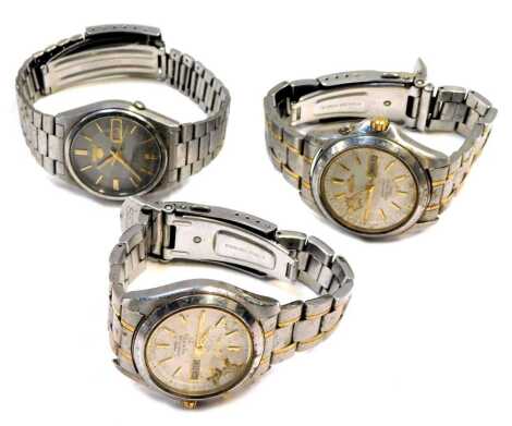 Three gentleman's fashion watches, each Seiko chonographs, on stainless steel straps. (AF)