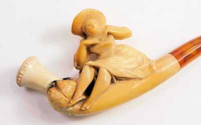 A late 19th/early 20thC meerschaum pipe, the carved meerschaum top depicting a figure perched on pipe with an amber cheroot, in a fitted case. - 2