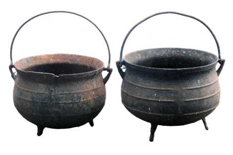 Two cauldron pots, 20cm high and 17cm high.