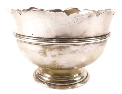 A George V silver pedestal sugar bowl, the fluted top with ribbed centre, on a stepped foot, with SAO number Dublin 1971, 9.36oz.