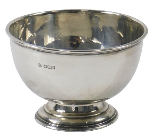 An Edward VII silver pedestal bowl, the ribbed top on stepped foot, maker EBS Limited, Sheffield 1903, 3.67oz.