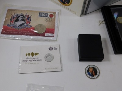 Royalty related coins, to include Elizabeth II platinum jubilee five pound uncirculated coin, fifty pence pieces, commemorative coin cover from the coronation, golden jubilee crown, longest reigning monarch twenty pound fine silver coin, to have and to ho - 3