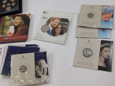 Royalty related coins, to include Elizabeth II platinum jubilee five pound uncirculated coin, fifty pence pieces, commemorative coin cover from the coronation, golden jubilee crown, longest reigning monarch twenty pound fine silver coin, to have and to ho - 4