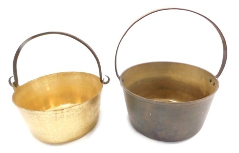 Two 19thC brass jam pans, each with iron swing handle, 39cm and 28cm diameter. (2)