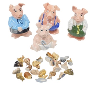 Four Wade NatWest piggy banks, to include Dad, Mother, Daughter, and Baby, and various Wade Whimsy figures. (1 tray)