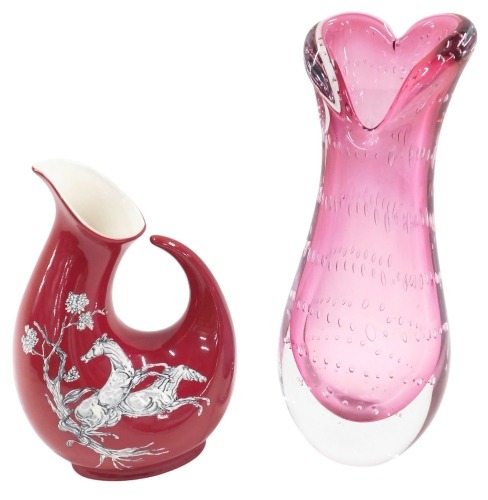 An Art Glass red bubble heart top vase, 31cm high and a Crown Devon Fielding's jug, 23cm high. (2)