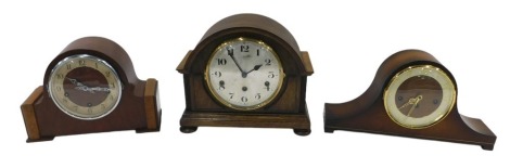 Three mantel clocks, comprising a 20thC oak cased mantel clock, with silvered numeric dial, dome top, on bun feet, 23cm high, 32cm wide, 116cm deep, and two Smiths style mantel clocks. (3)