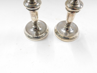 A pair of George V silver candlesticks, of tapered form, London 1935, on weighted bases, 13cm high. - 3