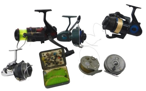 A quantity of fishing reels, to include a Young Beaudex, a Strike Right, etc.