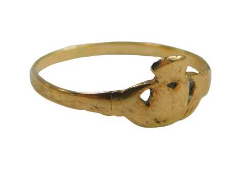 A 9ct gold Claddagh dress ring, formed as two hands holding centre, yellow metal, stamped 9ct, size H½, 0.5g.